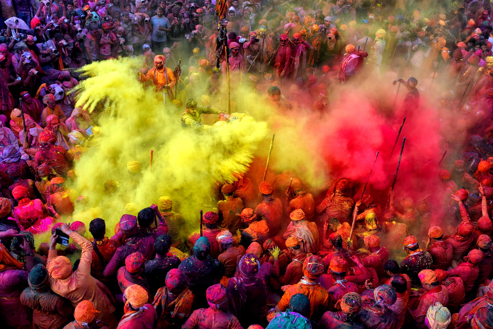 インドでホーリー祭を祝う