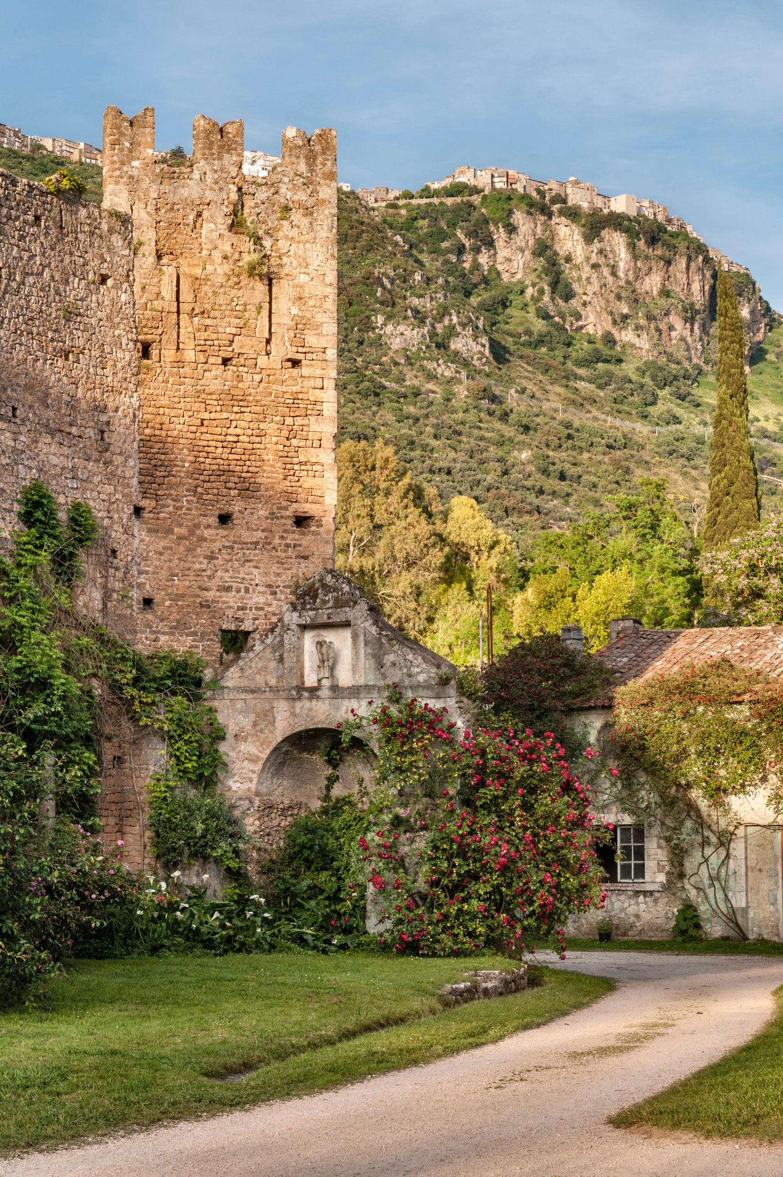 ニンファ・ラティーナ イタリア・ラツィオ州。 中世の村の遺跡にあるロマンチックな庭園。 ニンファを見下ろすノルマの町