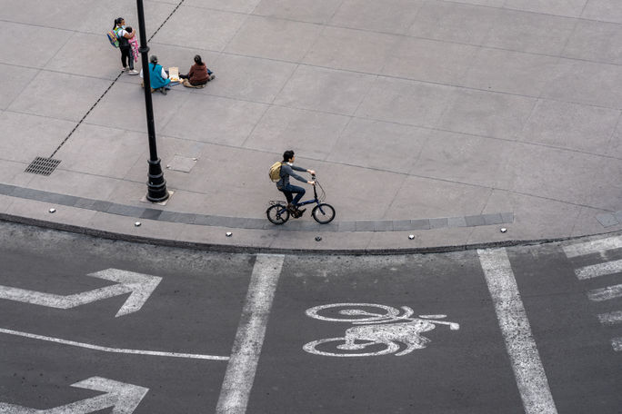 メキシコシティのソカロ広場をサイクリングする男性