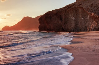 原始的な風景が侵食した洞窟と波状の火山岩の形成により、このビーチはスペインでも特別なビーチとなっています。