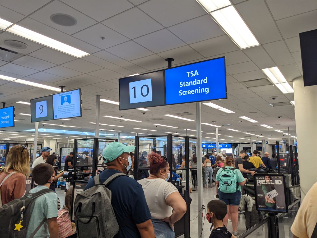 TSA、冬季休暇の旅行期間に先立って空港のチェックポイントが最も混雑する日を明らかに