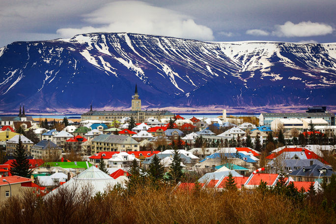 アイスランドの首都レイキャビク (写真提供 SuppalakKlabdee / iStock / Getty Images Plus)