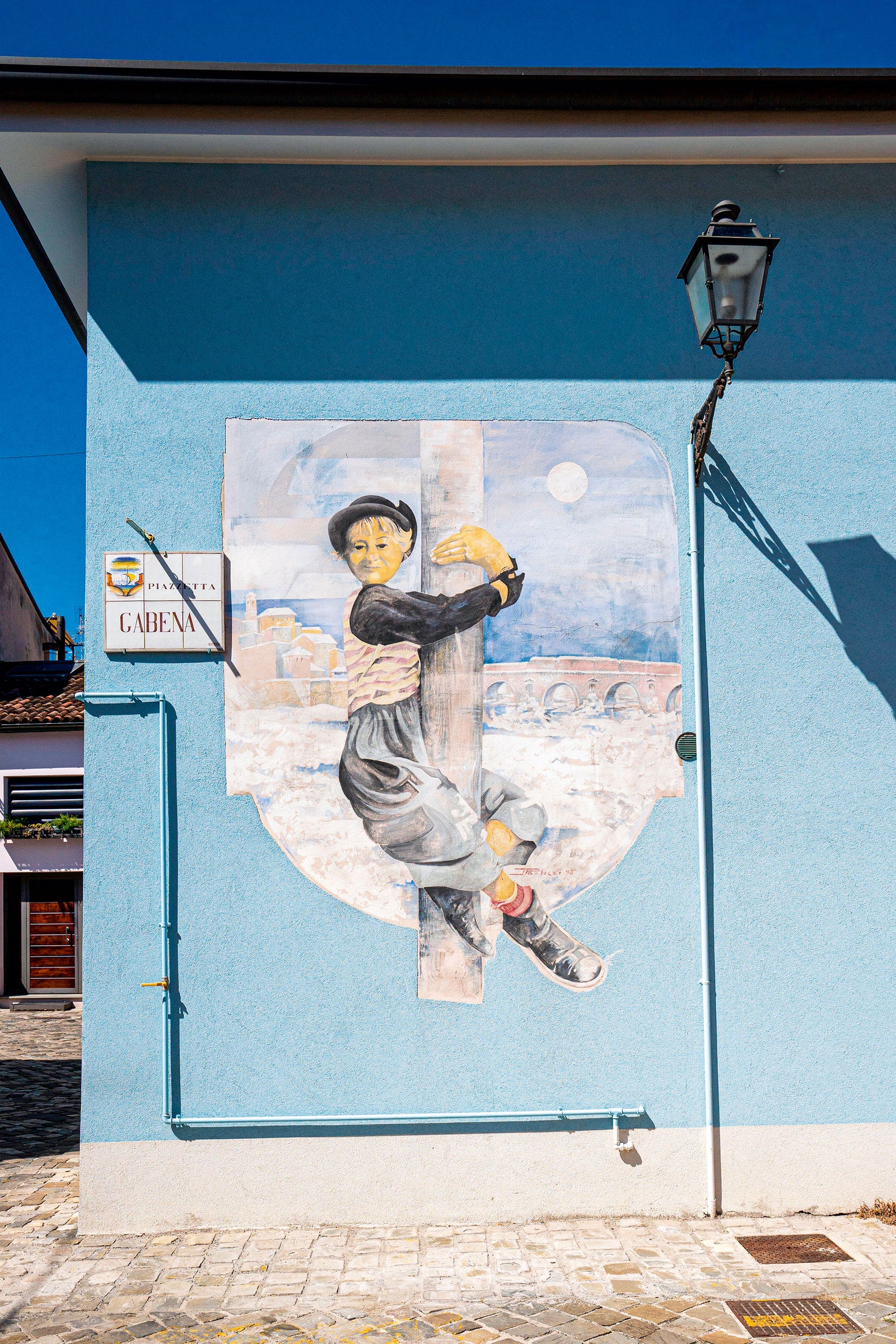 市内のサン ジュリアーノ ア マーレ地区にあるフェリーニの影響を受けたストリート アート