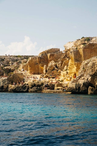 エーガディ諸島のファヴィニャーナ島には、黄金色の凝灰岩の列から切り取られた洞窟や採石場が並んでいます。 名前付き...