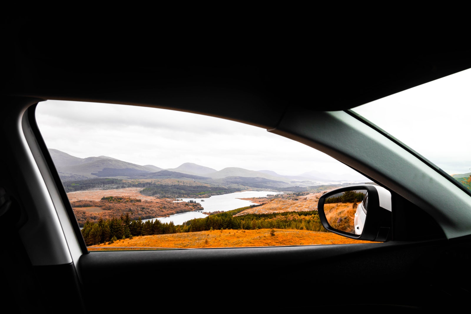 窓側の車からはスコットランドの高地の景色が見えます。