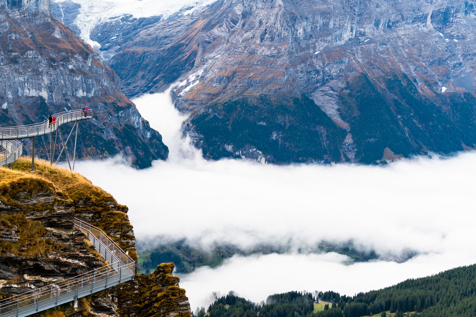 ファースト・クリフ・ウォークの高架歩道のプラットフォームから秋の霧を眺める人々 スイス・ベルン州グリンデルヴァルト