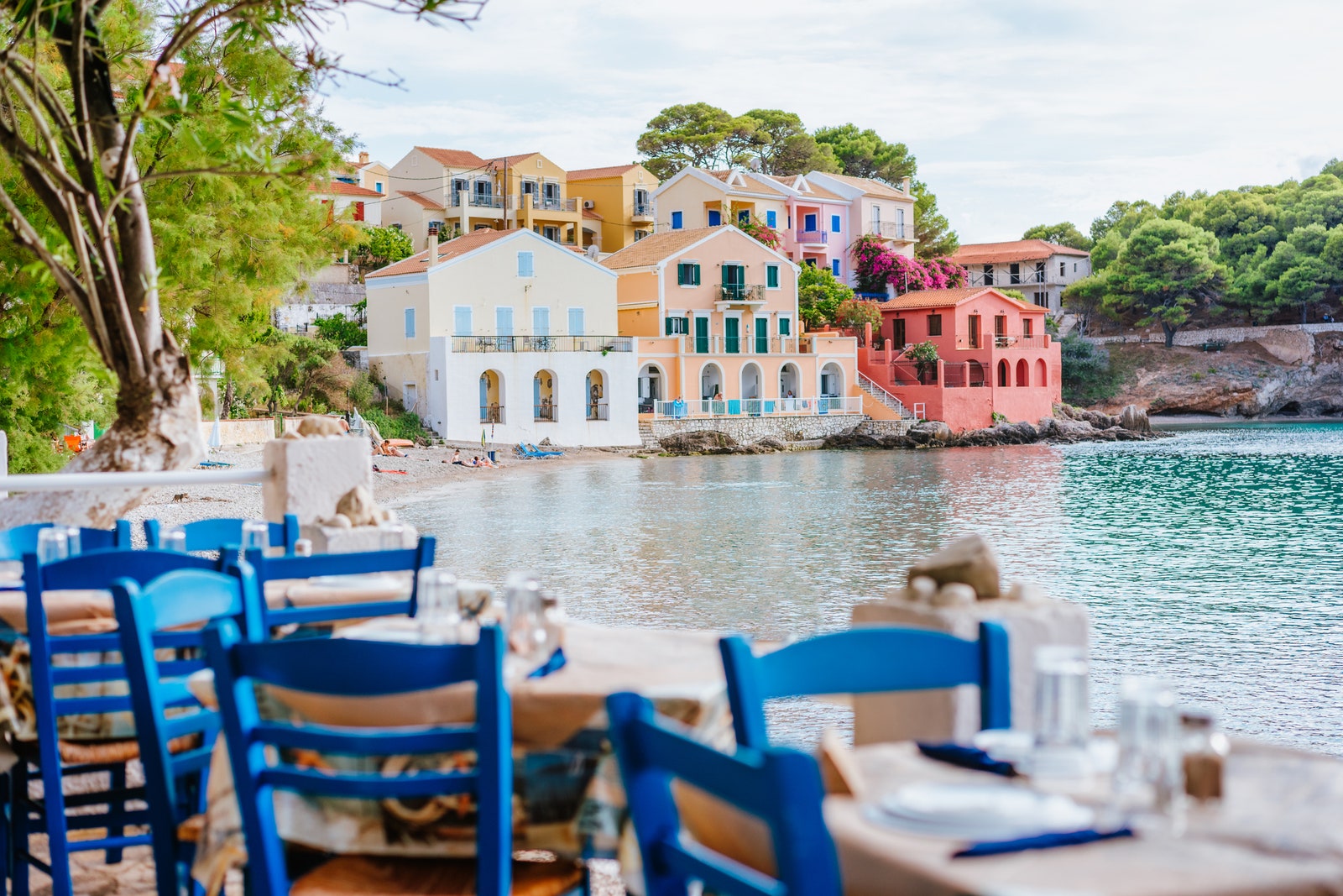 ギリシャのケファロニア島アソス漁村のギリシャ居酒屋のテーブル。