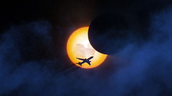 日食中に飛行中の飛行機 