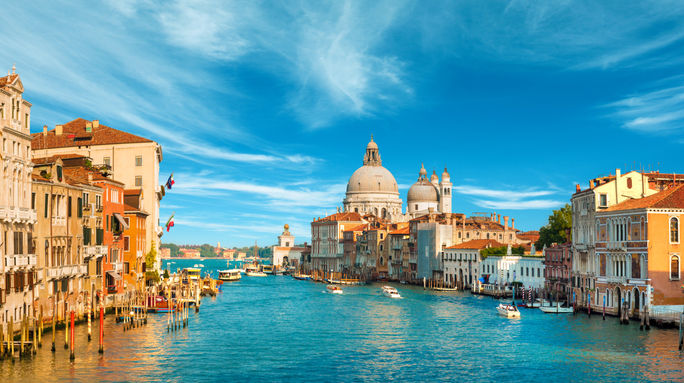 イタリアのヴェネツィアにある大運河。 