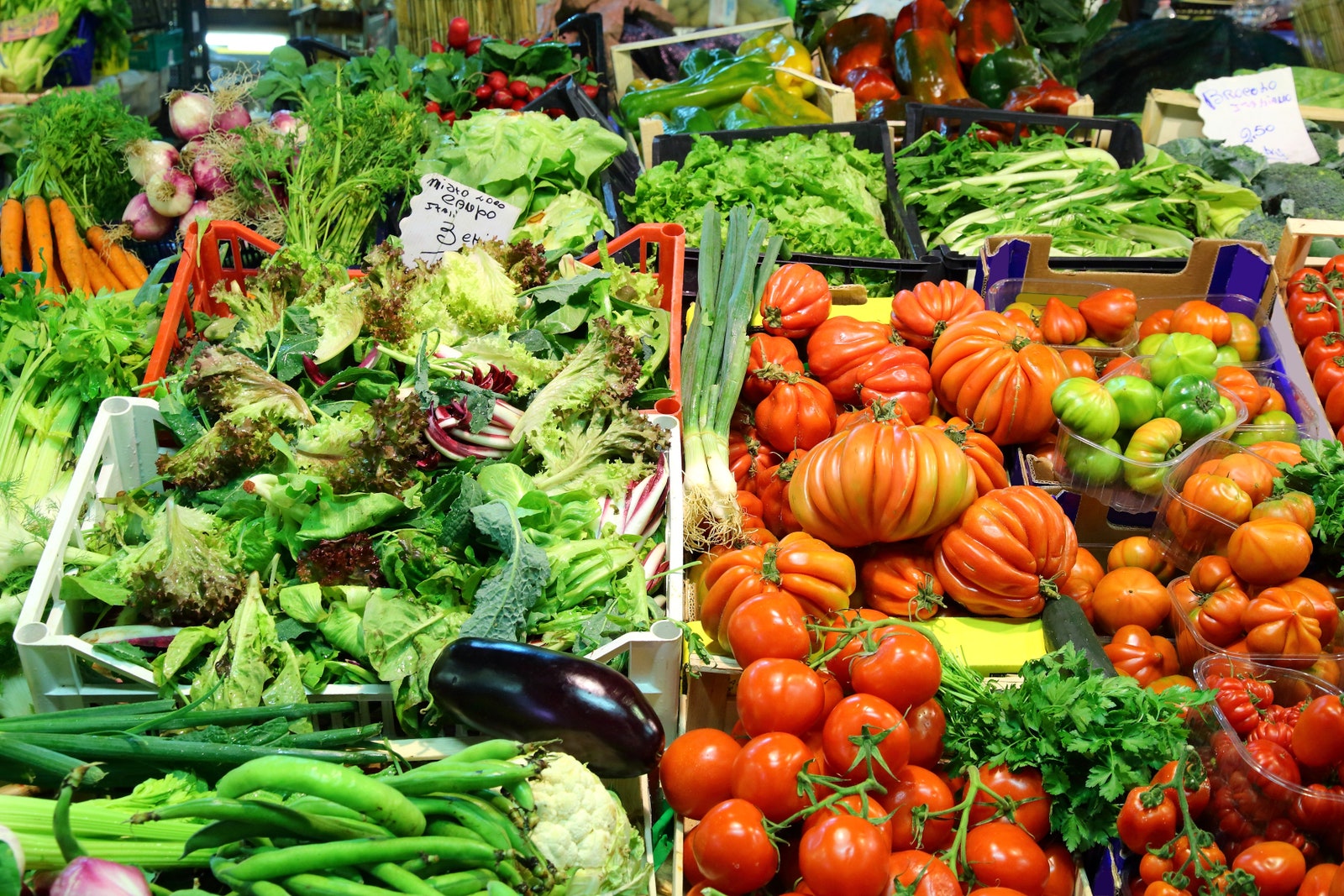 イタリア、フィレンツェの食料品市場の野菜と果物。