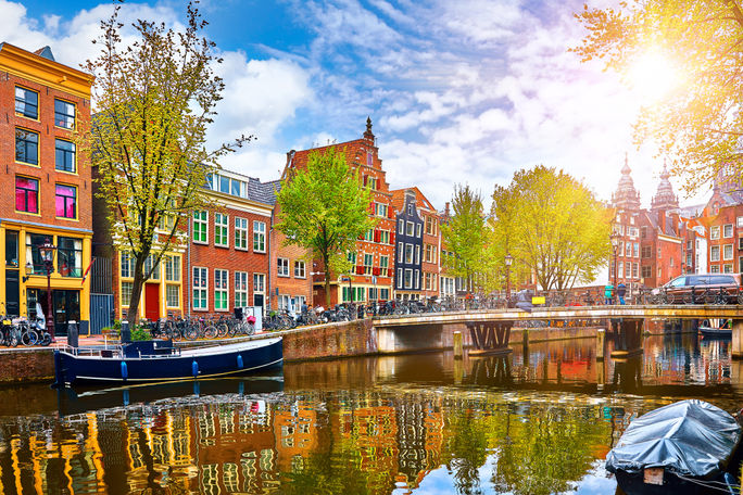 アムステルダムの歴史的中心部にある歴史的建造物と運河。 