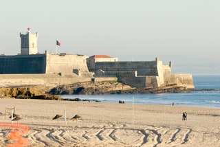 カルカヴェロスビーチとサン・ジュリアオ・ダ・バーラ要塞。ポルトガル、リスボン