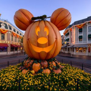 ディズニーランドリゾート、ハロウィーンの秋の人気イベントの日程と詳細を発表