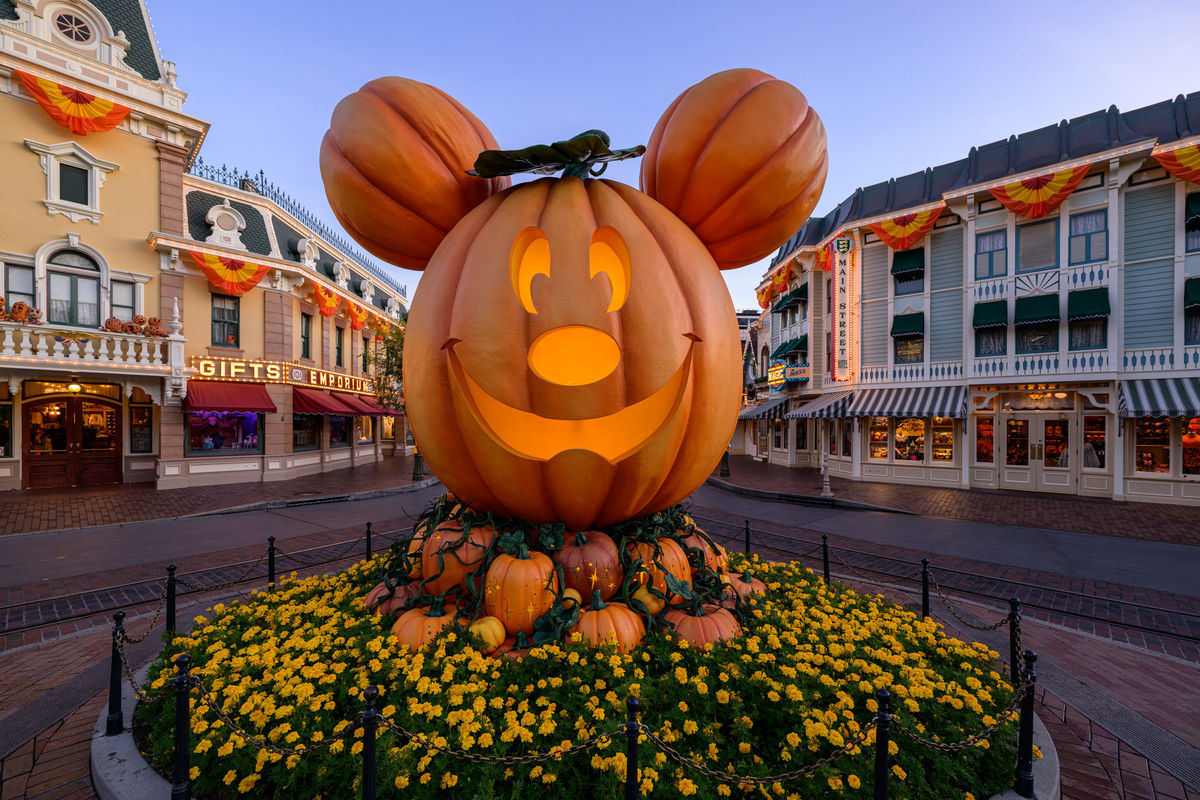 ディズニーランドリゾート、ハロウィーンの秋の人気イベントの日程と詳細を発表
