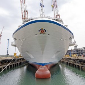 オセアニアクルーズの新船「アルーラ」がイタリアのジェノバで進水